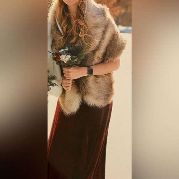 Faux fur shawl - Picture 2 of 2